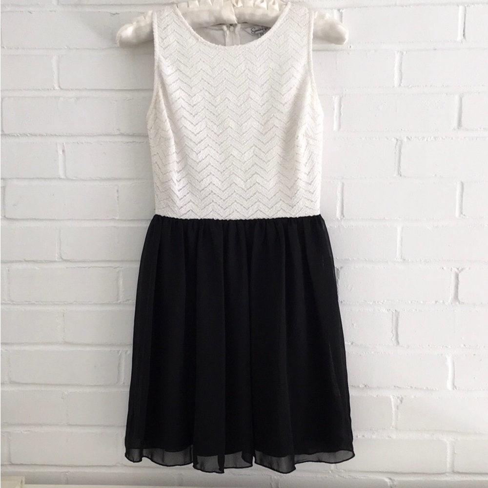 Girl Teen Women Black And White Classic Simple Dress-Up Sleeveless Dress Size XS